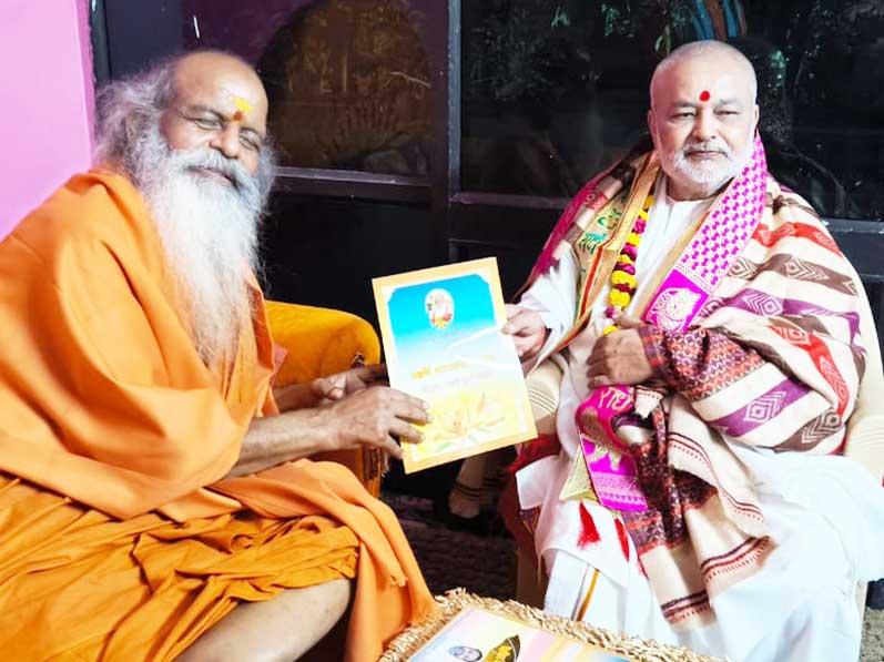 Brahmachari Girish Ji has visited Paramhans Pujya Swami Shri Gyananand Saraswati Ji Maharaj, Govardhan Shri Peethadheeshwar at Govardhan, Vrindavan with Shri Ramdev Dube and Shri Ashok Arora. 