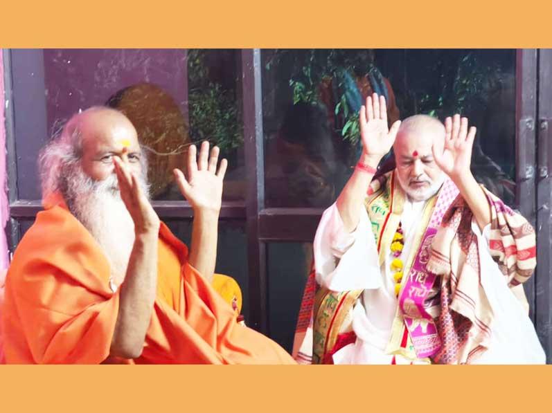 Brahmachari Girish Ji has visited Paramhans Pujya Swami Shri Gyananand Saraswati Ji Maharaj, Govardhan Shri Peethadheeshwar at Govardhan, Vrindavan with Shri Ramdev Dube and Shri Ashok Arora. 