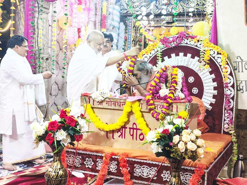 Brahmachari Girish Ji has visited Paramhans Pujya Swami Shri Gyananand Saraswati Ji Maharaj, Govardhan Shri Peethadheeshwar at Govardhan, Vrindavan with Shri Ramdev Dube and Shri Ashok Arora. 