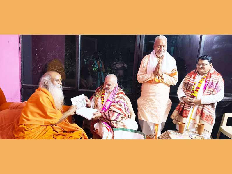 Brahmachari Girish Ji has visited Paramhans Pujya Swami Shri Gyananand Saraswati Ji Maharaj, Govardhan Shri Peethadheeshwar at Govardhan, Vrindavan with Shri Ramdev Dube and Shri Ashok Arora. 