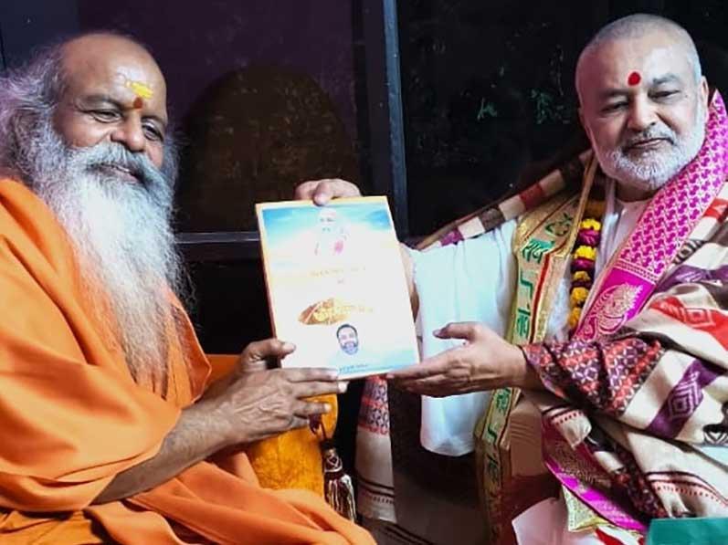 Brahmachari Girish Ji has visited Paramhans Pujya Swami Shri Gyananand Saraswati Ji Maharaj, Govardhan Shri Peethadheeshwar at Govardhan, Vrindavan with Shri Ramdev Dube and Shri Ashok Arora. 