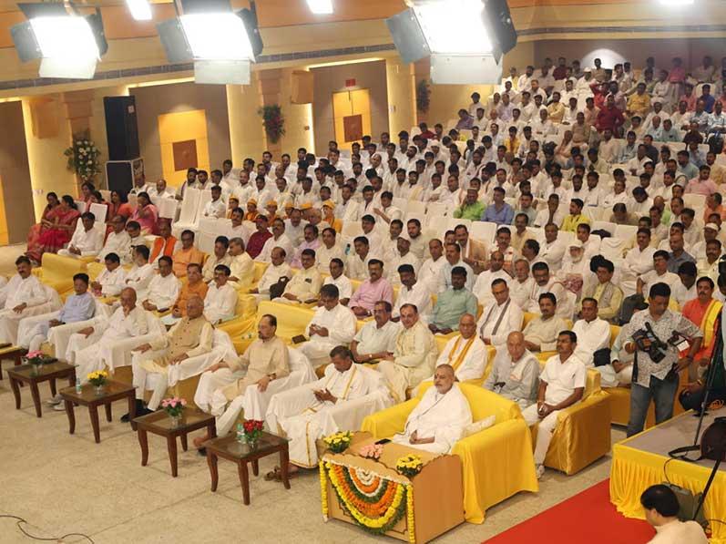 Three days Shri Guru Purnima Celebration started in all Maharishi Organisations of India today. The celebration started at Maharishi Mangalam Bhawan, Narmadapuram Road Bhopal in divine presence of Brahmachari Girish Ji, Group Chairman of Maharishi Educational Institutions and many other distinguished Leaders of Maharishi Organisation and dignitaries. Teachers and Students of Maharishi Schools at Bhopal have performed Bhajans on the theme of Guru. Ms Purbasha Banerjee from Kolkata with her team has given very sweet and divine performance of Bhajans.