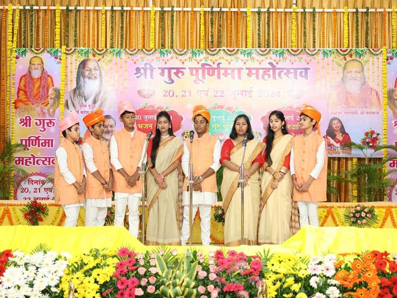 Three days Shri Guru Purnima Celebration started in all Maharishi Organisations of India today. The celebration started at Maharishi Mangalam Bhawan, Narmadapuram Road Bhopal in divine presence of Brahmachari Girish Ji, Group Chairman of Maharishi Educational Institutions and many other distinguished Leaders of Maharishi Organisation and dignitaries. Teachers and Students of Maharishi Schools at Bhopal have performed Bhajans on the theme of Guru. Ms Purbasha Banerjee from Kolkata with her team has given very sweet and divine performance of Bhajans.