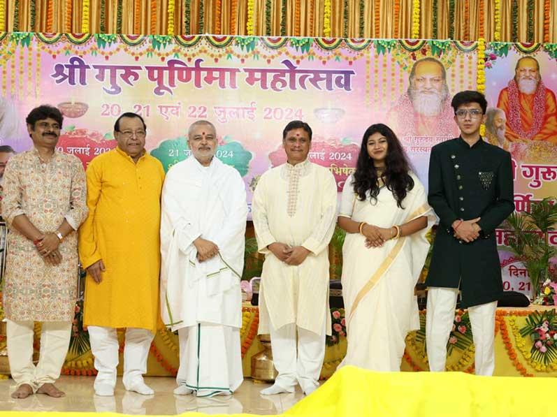Three days Shri Guru Purnima Celebration started in all Maharishi Organisations of India today. The celebration started at Maharishi Mangalam Bhawan, Narmadapuram Road Bhopal in divine presence of Brahmachari Girish Ji, Group Chairman of Maharishi Educational Institutions and many other distinguished Leaders of Maharishi Organisation and dignitaries. Teachers and Students of Maharishi Schools at Bhopal have performed Bhajans on the theme of Guru. Ms Purbasha Banerjee from Kolkata with her team has given very sweet and divine performance of Bhajans.