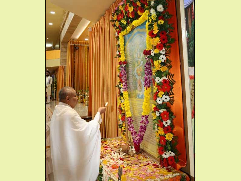Three days Shri Guru Purnima Celebration started in all Maharishi Organisations of India today. The celebration started at Maharishi Mangalam Bhawan, Narmadapuram Road Bhopal in divine presence of Brahmachari Girish Ji, Group Chairman of Maharishi Educational Institutions and many other distinguished Leaders of Maharishi Organisation and dignitaries. Teachers and Students of Maharishi Schools at Bhopal have performed Bhajans on the theme of Guru. Ms Purbasha Banerjee from Kolkata with her team has given very sweet and divine performance of Bhajans.