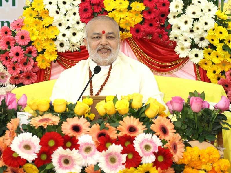 Brahmachari Girish Ji addressing the audience during Maharishi Age of Enlightenment Day celebration.