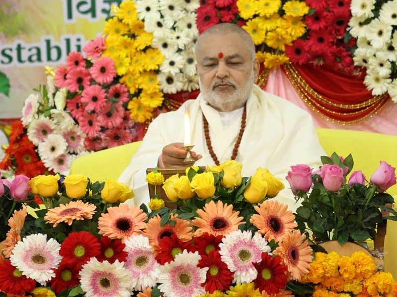 Brahmachari Girish performing Aarti during Vedic Guru Parampara Pujan.