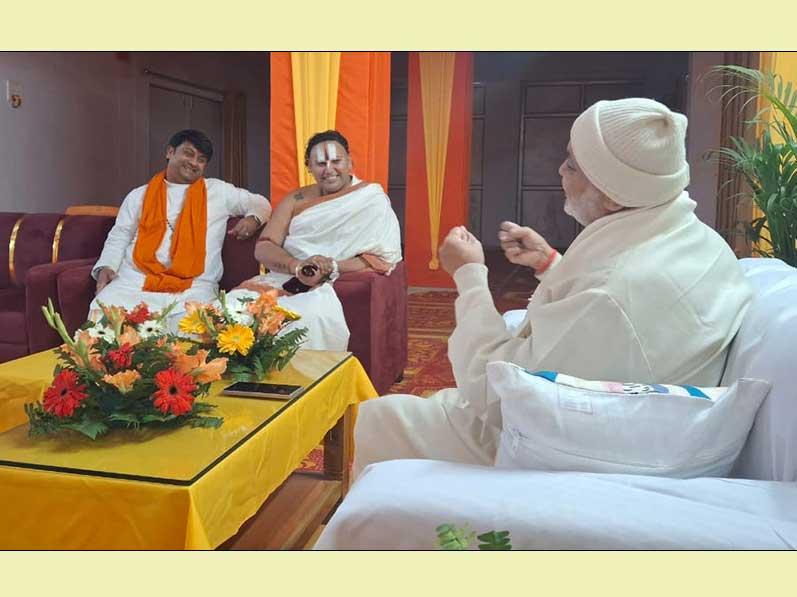 H.H. Rajrajeshwar Guruji, the Founder & Spiritual Leader of International Siddhashram Shakti Centre, UK has visited Brahmachari Girish Ji at Maharishi Ashram Prayagraj. Both spiritual leaders have discussed and reviewed current status of spiritual development world wide. Swami Abhiramacharya Ji also accompanied Guru Ji.