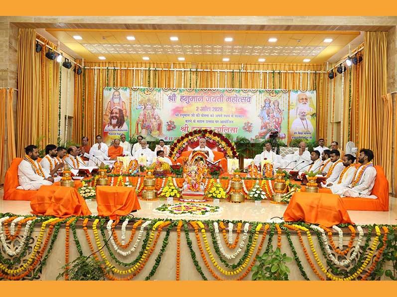 To celebrate Hanuman Jayanti, all Maharishi Institutions have organized a significant event featuring a mass recitation of the Hanuman Chalisa after Shodashopachar pujan. This spiritual gathering was led by Brahmachari Girish, the head of the Maharishi Institutions.