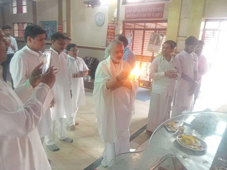 Brahmachari Girish Ji along with Shri Ramdev Dubey, Shri Arvind Rajput, Shri Ajay Grover, Shri Dheeraj performed Puja Archana and Aarti of Shri Hanuman Ji in Hanuman Mandir, famous as Ramlala, Jabalpur. 