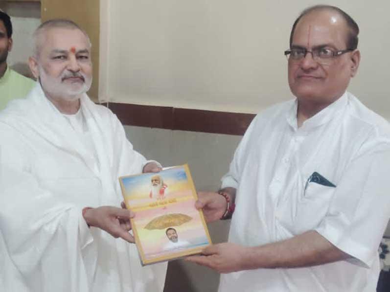 Brahmachari Girish Ji along with Shri Ramdev Dubey, Shri Arvind Rajput, Shri Ajay Grover, Shri Dheeraj performed Puja Archana and Aarti of Shri Hanuman Ji in Hanuman Mandir, famous as Ramlala, Jabalpur. 