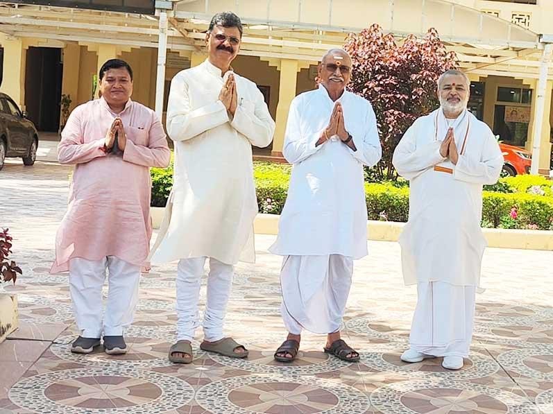 Honourable Shri Dinesh Chandra Ji, International Patron of Vishwa Hindu Parishad has visited Maharishi  Vedic Health Centre, Bhopal. 
International Patron of Vishwa Hindu Parishad, Honorable Shri Dinesh Chandra ji visited Maharishi Vedic Health Center, Bhopal.