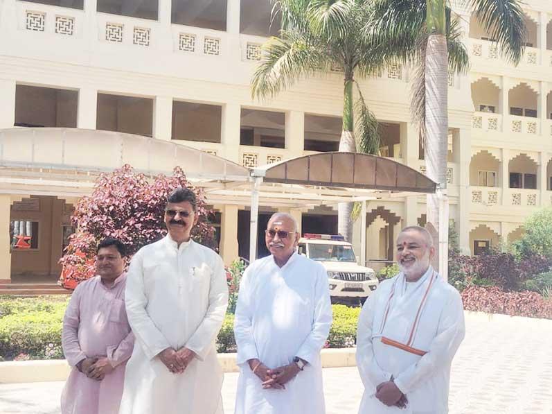 Honourable Shri Dinesh Chandra Ji, International Patron of Vishwa Hindu Parishad has visited Maharishi  Vedic Health Centre, Bhopal. 
International Patron of Vishwa Hindu Parishad, Honorable Shri Dinesh Chandra ji visited Maharishi Vedic Health Center, Bhopal.