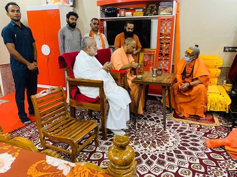 Honourable Chief Minister of Uttar Pradesh Yogi Adityanath ji has paid a curtsey visit to Jagatguru Shankaracharya Jyotishpeethadheeshwar Swami Vasudevanand Saraswati ji Maharaj at Alopybag Prayagraj. On this occasion Girish ji also was present and presented his book Brahmachari Girish under the Divine Umbrella of His Holiness Maharishi Mahesh Yogi ji. Girish ji honored and welcomed Honourable Yogi ji with garland and shawl on behalf of Maharishi Organisation. Saints have exchanged views on the arrangements being made for Mahakumbh coming up in 2025.