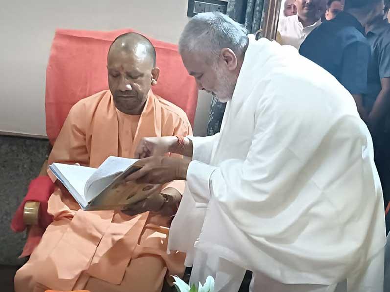 Honourable Chief Minister of Uttar Pradesh Yogi Adityanath ji has paid a curtsey visit to Jagatguru Shankaracharya Jyotishpeethadheeshwar Swami Vasudevanand Saraswati ji Maharaj at Alopybag Prayagraj. On this occasion Girish ji also was present and presented his book Brahmachari Girish under the Divine Umbrella of His Holiness Maharishi Mahesh Yogi ji. Girish ji honored and welcomed Honourable Yogi ji with garland and shawl on behalf of Maharishi Organisation. Saints have exchanged views on the arrangements being made for Mahakumbh coming up in 2025.