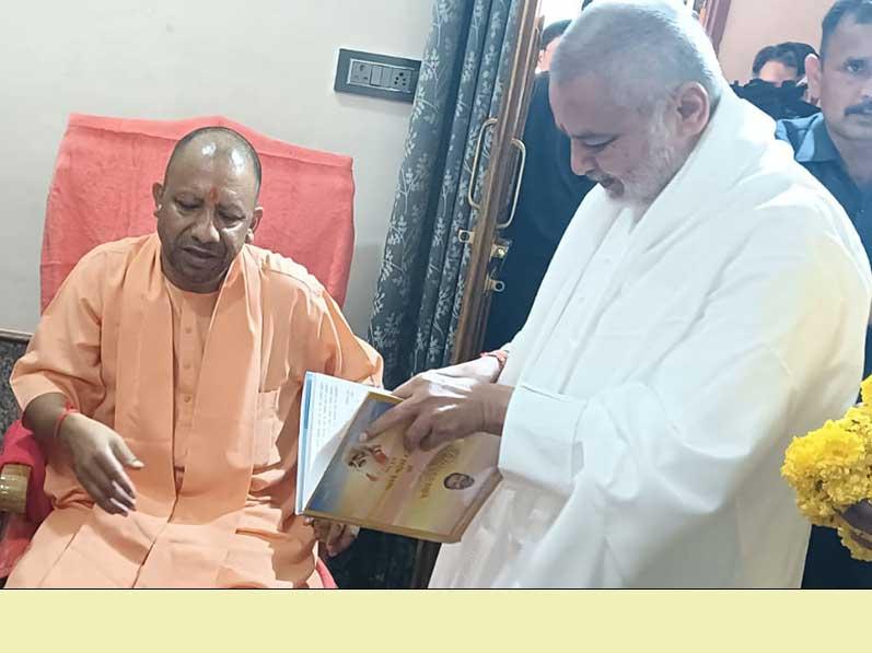 Honourable Chief Minister of Uttar Pradesh Yogi Adityanath ji has paid a curtsey visit to Jagatguru Shankaracharya Jyotishpeethadheeshwar Swami Vasudevanand Saraswati ji Maharaj at Alopybag Prayagraj. On this occasion Girish ji also was present and presented his book Brahmachari Girish under the Divine Umbrella of His Holiness Maharishi Mahesh Yogi ji. Girish ji honored and welcomed Honourable Yogi ji with garland and shawl on behalf of Maharishi Organisation. Saints have exchanged views on the arrangements being made for Mahakumbh coming up in 2025.