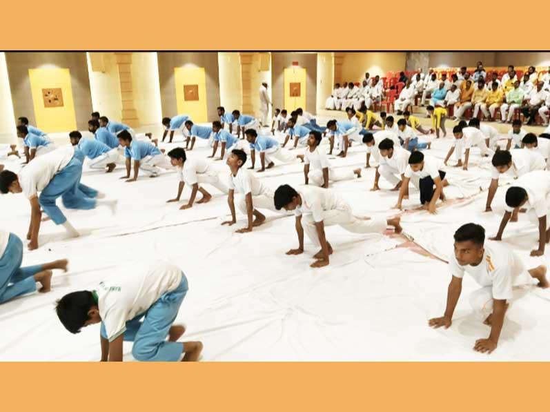 International Yoga Day gives the message of world peace: Brahmachari Girish Ji.
International Yoga Day was celebrated with great pomp at Maharishi Mahesh Yogi Institute. On this occasion, Ved Vidya Martand Brahmachari Girish Ji, President of Maharishi Vidya Mandir School Group said that Yoga is one of the 40 areas of Vedic knowledge which has received international recognition till now. There are 39 more areas. These should also get recognition. Brahmachari Girish Ji said that International Yoga Day gives us the message of world peace. Vedic knowledge has the knowledge of prevention and control. Establishment of peace is possible through the path of peace and this is possible only through preventive measures.