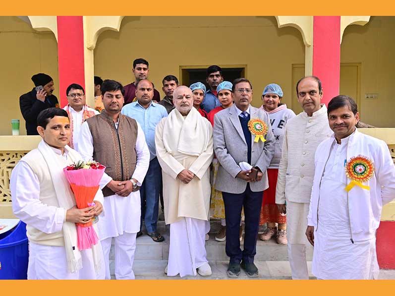 Fatehpur. A grand Knowledge Era Day annual celebration was organized in the auspicious presence of Brahmachari Dr. Girish Ji, Chairman of the Maharishi Vidya Mandir school group and head of the World Peace Movement.