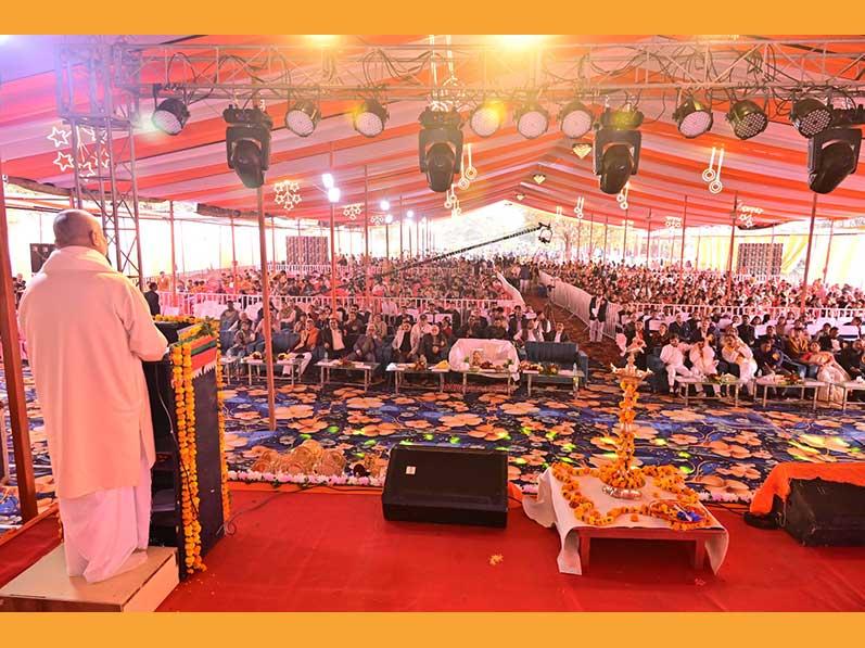 Fatehpur. A grand Knowledge Era Day annual celebration was organized in the auspicious presence of Brahmachari Dr. Girish Ji, Chairman of the Maharishi Vidya Mandir school group and head of the World Peace Movement.
