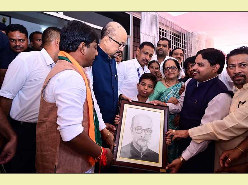 Pranjal Soni, a promising student of Maharishi Vidya Mandir, Mahasamund presented a beautiful handmade photograph of Governor Ramen Deka.