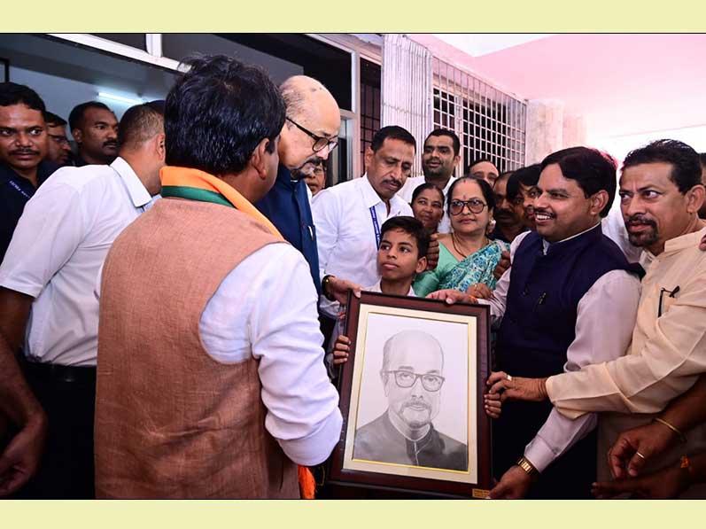 Pranjal Soni, a promising student of Maharishi Vidya Mandir, Mahasamund presented a beautiful handmade photograph of Governor Ramen Deka.