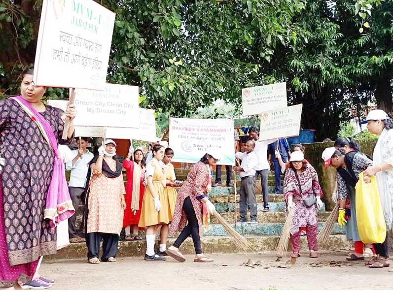 MVM Narmada Road Jabalpur: Cleanliness drive was organized by students and teachers of Maharishi Vidya Mandir Narmada Road Jabalpur on the occasion of Gandhi and Shastri Jayanti.