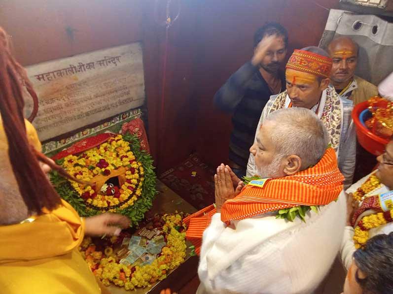 The melodious recitation and listening of the Vedas is the only means of receiving blessings from the Gods: Brahmachari Girish Ji
On the occasion of Maha Kumbh 2025 organized in Teerthraj Prayag, Brahmachari Girish Ji, the devoted disciple of Maharishi Mahesh Yogi Ji, at Maharishi Ashram located on the banks of Sangam in Prayagraj, along with some directors of Maharishi Vidya Mandir, reached Vindhyavasini Devi Temple in Vindhyachal and worshiped Goddess Maa and sought blessings from her for good health, prosperity and peace for all the citizens of the world.