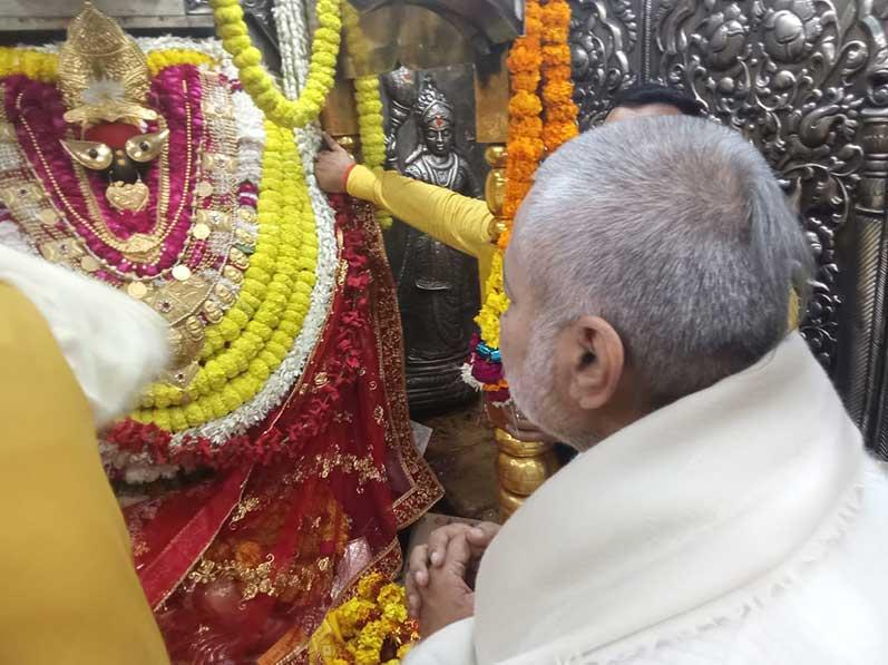 The melodious recitation and listening of the Vedas is the only means of receiving blessings from the Gods: Brahmachari Girish Ji
On the occasion of Maha Kumbh 2025 organized in Teerthraj Prayag, Brahmachari Girish Ji, the devoted disciple of Maharishi Mahesh Yogi Ji, at Maharishi Ashram located on the banks of Sangam in Prayagraj, along with some directors of Maharishi Vidya Mandir, reached Vindhyavasini Devi Temple in Vindhyachal and worshiped Goddess Maa and sought blessings from her for good health, prosperity and peace for all the citizens of the world.