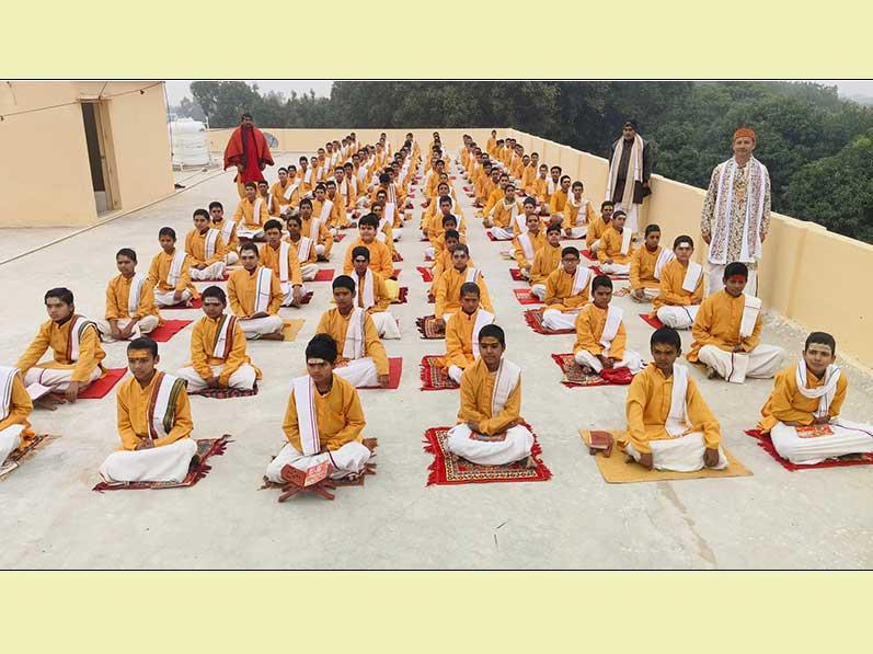 The melodious recitation and listening of the Vedas is the only means of receiving blessings from the Gods: Brahmachari Girish Ji
On the occasion of Maha Kumbh 2025 organized in Teerthraj Prayag, Brahmachari Girish Ji, the devoted disciple of Maharishi Mahesh Yogi Ji, at Maharishi Ashram located on the banks of Sangam in Prayagraj, along with some directors of Maharishi Vidya Mandir, reached Vindhyavasini Devi Temple in Vindhyachal and worshiped Goddess Maa and sought blessings from her for good health, prosperity and peace for all the citizens of the world.