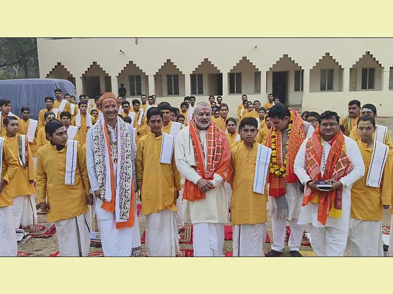 The melodious recitation and listening of the Vedas is the only means of receiving blessings from the Gods: Brahmachari Girish Ji
On the occasion of Maha Kumbh 2025 organized in Teerthraj Prayag, Brahmachari Girish Ji, the devoted disciple of Maharishi Mahesh Yogi Ji, at Maharishi Ashram located on the banks of Sangam in Prayagraj, along with some directors of Maharishi Vidya Mandir, reached Vindhyavasini Devi Temple in Vindhyachal and worshiped Goddess Maa and sought blessings from her for good health, prosperity and peace for all the citizens of the world.