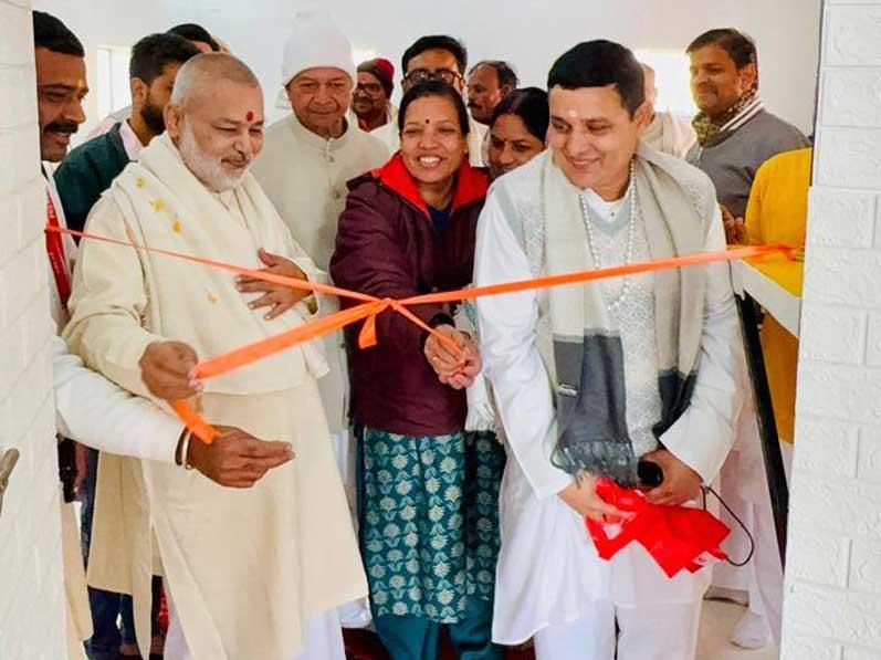 Ved Vidya Martanda Brahmachari Girish ji inaugurated the much awaited canteen at Maharshi Ashram Sangam coast Arail Prayagraj on the auspicious occasion of Abhijit today named Sangam Prasad. A large number of Vedic scholars, Maharishi Sansthan workers and guests were present on the occasion. Brahmachari ji said that this canteen will provide the residents of their daily use items and food items at affordable prices. Today Ved Vidya Martanad Brahmachari Girish has inaugurated long awaited canteen in Maharishi Ashram, Sangamtat, Arail Prayagraj. Large gathering of Vedic Pundits, Members of Maharishi Organization and other guests were present at the inauguration. Brahmachari has informed that many items of daily use with food will be available on discounted rates for the residents of the Ashram.