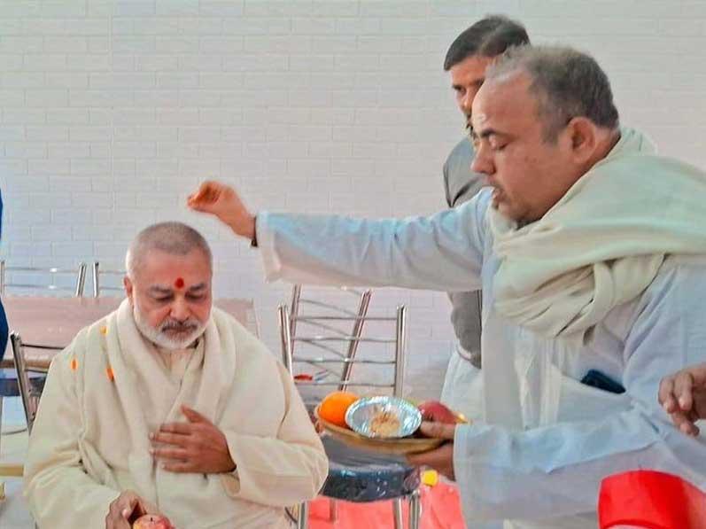 Ved Vidya Martanda Brahmachari Girish ji inaugurated the much awaited canteen at Maharshi Ashram Sangam coast Arail Prayagraj on the auspicious occasion of Abhijit today named Sangam Prasad. A large number of Vedic scholars, Maharishi Sansthan workers and guests were present on the occasion. Brahmachari ji said that this canteen will provide the residents of their daily use items and food items at affordable prices. Today Ved Vidya Martanad Brahmachari Girish has inaugurated long awaited canteen in Maharishi Ashram, Sangamtat, Arail Prayagraj. Large gathering of Vedic Pundits, Members of Maharishi Organization and other guests were present at the inauguration. Brahmachari has informed that many items of daily use with food will be available on discounted rates for the residents of the Ashram.