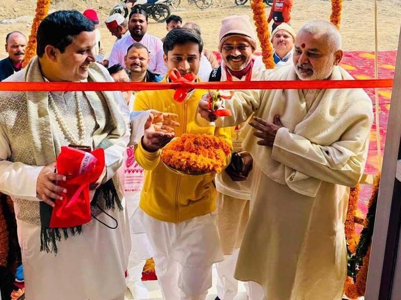 Ved Vidya Martanda Brahmachari Girish ji inaugurated the much awaited canteen at Maharshi Ashram Sangam coast Arail Prayagraj on the auspicious occasion of Abhijit today named Sangam Prasad. A large number of Vedic scholars, Maharishi Sansthan workers and guests were present on the occasion. Brahmachari ji said that this canteen will provide the residents of their daily use items and food items at affordable prices. Today Ved Vidya Martanad Brahmachari Girish has inaugurated long awaited canteen in Maharishi Ashram, Sangamtat, Arail Prayagraj. Large gathering of Vedic Pundits, Members of Maharishi Organization and other guests were present at the inauguration. Brahmachari has informed that many items of daily use with food will be available on discounted rates for the residents of the Ashram.