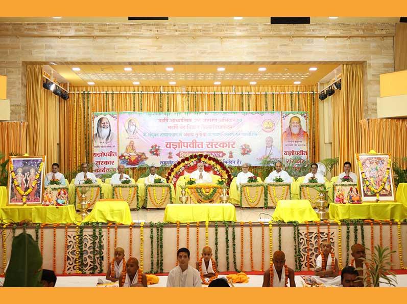 A mass Yagyopaveet ceremony was held in Bhopal on Akshaya Tritiya. Brahmachari Girish Ji highlighted the importance of divine resolutions, universal welfare, and Transcendental Meditation. The rituals were performed by 21 Vedic Acharyas in the presence of families and dignitaries.