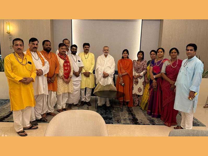 Maharishi Parikrama Group has visited Varanasi for darshan of Bhagwan Kashi Vishwanath Ji and Sankat Mochan Hanuman Ji. Brahmachari Girish Ji has greeted and honoured the group with Rudraksha garland and invited them for lunch. All participants were extremely happy having this big surprise, meeting honourable Chairman at Varanasi. Brahmachari Girish Ji has briefed the group on life of Maharishi Ji and work done by Maharishi Ji to restructure and restore Vedic knowledge globally.