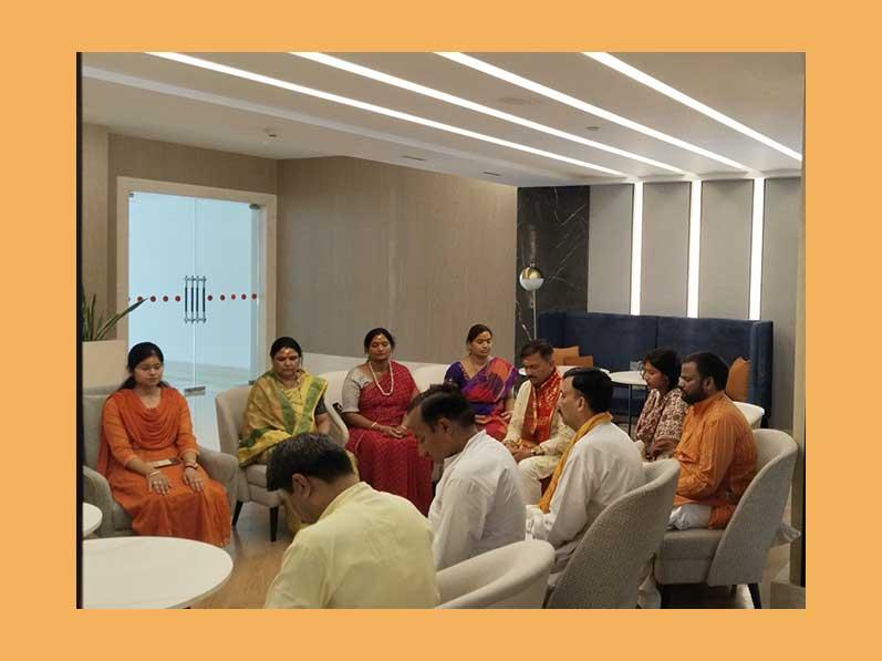 Maharishi Parikrama Group has visited Varanasi for darshan of Bhagwan Kashi Vishwanath Ji and Sankat Mochan Hanuman Ji. Brahmachari Girish Ji has greeted and honoured the group with Rudraksha garland and invited them for lunch. All participants were extremely happy having this big surprise, meeting honourable Chairman at Varanasi. Brahmachari Girish Ji has briefed the group on life of Maharishi Ji and work done by Maharishi Ji to restructure and restore Vedic knowledge globally.