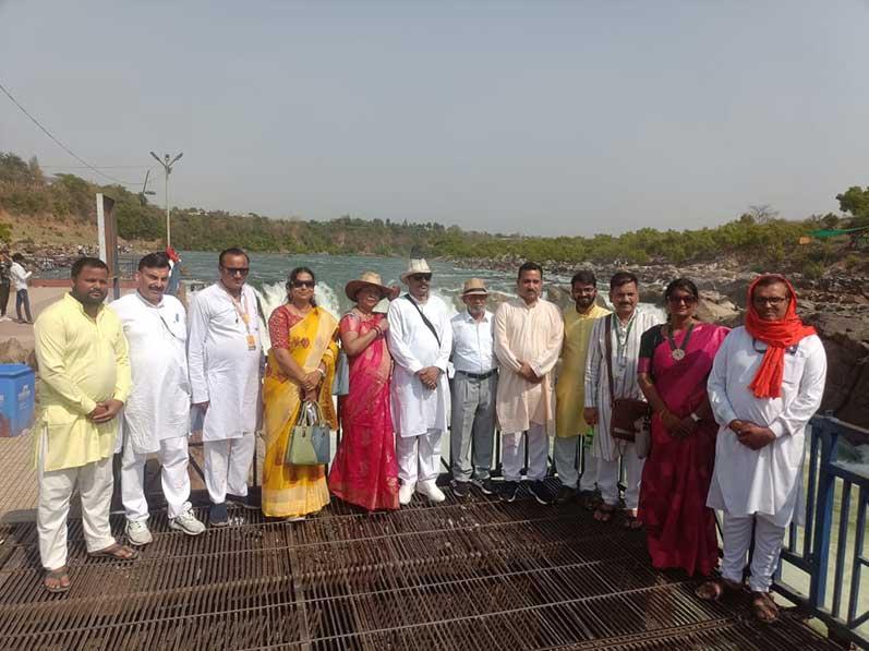 It is a matter of great joy that Maharishi Parikrama-2 started today on Saturday, 19-4-2025, in the morning from Jabalpur, which will be completed on 27-04-2025 in Prayagraj. Under the grace of Vedic Gurudev and the divine guidance of Maharishi Educational Institutions Chairman Brahmachari Girish ji, all the Parikrama members from different states of the country gathered at Sanskardhani Jabalpur on the first day today. The program started with Guru Puja at Maharishi Vidya Mandir Narmada Road branch, Jabalpur.