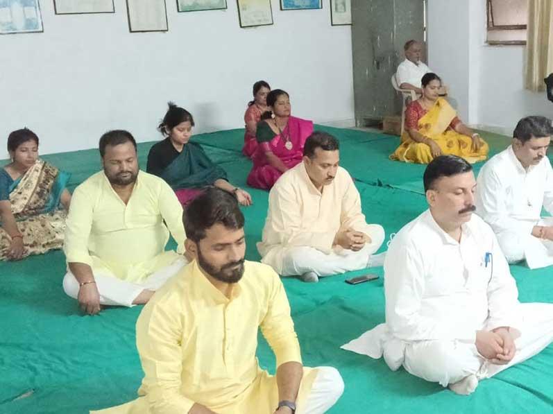 It is a matter of great joy that Maharishi Parikrama-2 started today on Saturday, 19-4-2025, in the morning from Jabalpur, which will be completed on 27-04-2025 in Prayagraj. Under the grace of Vedic Gurudev and the divine guidance of Maharishi Educational Institutions Chairman Brahmachari Girish ji, all the Parikrama members from different states of the country gathered at Sanskardhani Jabalpur on the first day today. The program started with Guru Puja at Maharishi Vidya Mandir Narmada Road branch, Jabalpur.