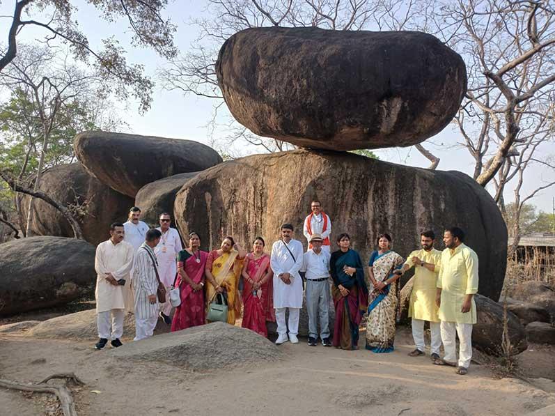 It is a matter of great joy that Maharishi Parikrama-2 started today on Saturday, 19-4-2025, in the morning from Jabalpur, which will be completed on 27-04-2025 in Prayagraj. Under the grace of Vedic Gurudev and the divine guidance of Maharishi Educational Institutions Chairman Brahmachari Girish ji, all the Parikrama members from different states of the country gathered at Sanskardhani Jabalpur on the first day today. The program started with Guru Puja at Maharishi Vidya Mandir Narmada Road branch, Jabalpur.