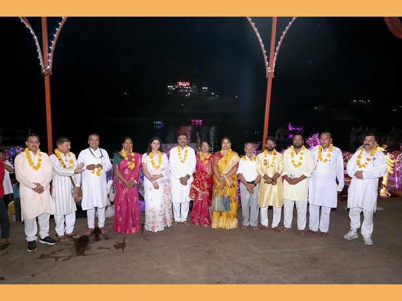 It is a matter of great joy that Maharishi Parikrama-2 started today on Saturday, 19-4-2025, in the morning from Jabalpur, which will be completed on 27-04-2025 in Prayagraj. Under the grace of Vedic Gurudev and the divine guidance of Maharishi Educational Institutions Chairman Brahmachari Girish ji, all the Parikrama members from different states of the country gathered at Sanskardhani Jabalpur on the first day today. The program started with Guru Puja at Maharishi Vidya Mandir Narmada Road branch, Jabalpur.