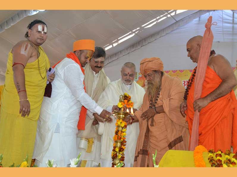 Today a seminar was organized on the topic Urgent need of mutual harmony of religion for protection of Sanatan Dharma at Maharishi Sansthan of Prayagraj Mahakumbh chaired by Anant Shri Vibhushit Jyotishpeethadhishwar Vasudevanand Saraswati, Shankaracharya ji Maharaj, Badrikashram, Himalaya said Before Sanatan Brahma Nobody is there. The banyan tree of Sanatan religion is infinite.