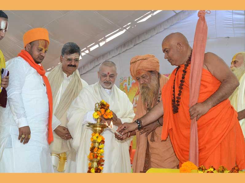 Today a seminar was organized on the topic Urgent need of mutual harmony of religion for protection of Sanatan Dharma at Maharishi Sansthan of Prayagraj Mahakumbh chaired by Anant Shri Vibhushit Jyotishpeethadhishwar Vasudevanand Saraswati, Shankaracharya ji Maharaj, Badrikashram, Himalaya said Before Sanatan Brahma Nobody is there. The banyan tree of Sanatan religion is infinite.