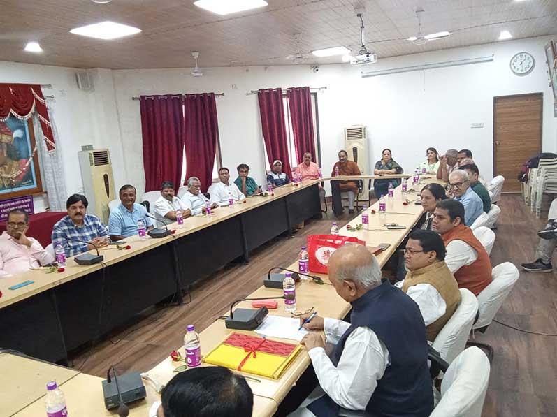 Maharishi Shiksha Sansthan signs MoU with Vikram University Ujjain.
On Monday, Maharishi Shiksha Sansthan signed a historic Memorandum of Understanding MoU with Vikram University Ujjain resulting establishment of the Maharishi Mahesh Yogi Gyan Peeth Maharishi Chair at Vikram University.