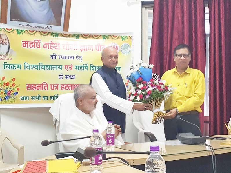 Maharishi Shiksha Sansthan signs MoU with Vikram University Ujjain.
On Monday, Maharishi Shiksha Sansthan signed a historic Memorandum of Understanding MoU with Vikram University Ujjain resulting establishment of the Maharishi Mahesh Yogi Gyan Peeth Maharishi Chair at Vikram University.