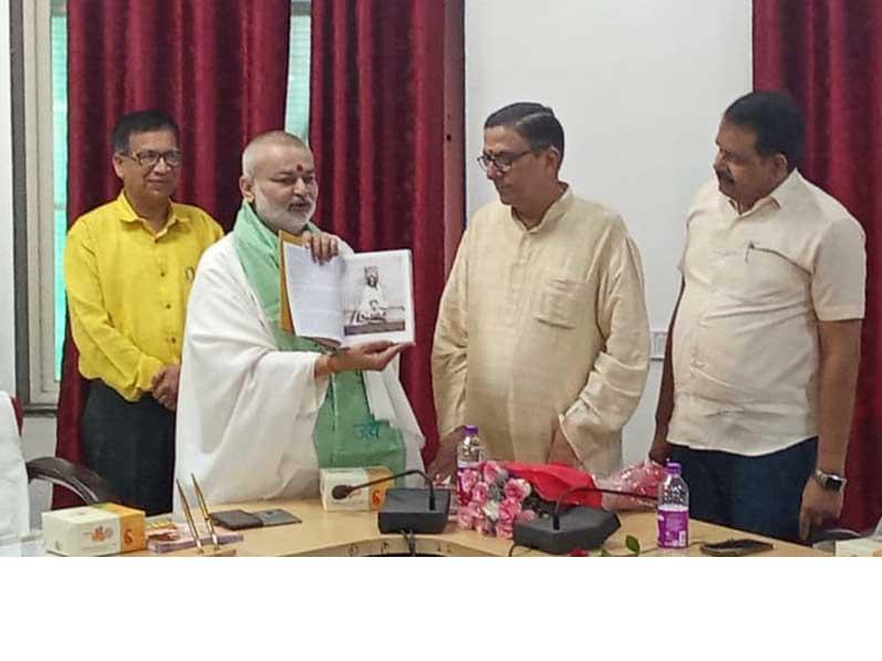 Maharishi Shiksha Sansthan signs MoU with Vikram University Ujjain.
On Monday, Maharishi Shiksha Sansthan signed a historic Memorandum of Understanding MoU with Vikram University Ujjain resulting establishment of the Maharishi Mahesh Yogi Gyan Peeth Maharishi Chair at Vikram University.