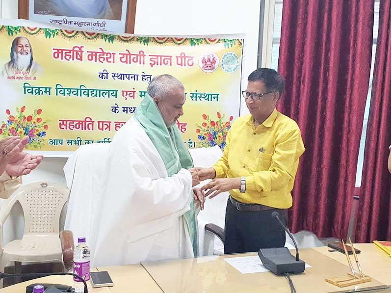 Maharishi Shiksha Sansthan signs MoU with Vikram University Ujjain.
On Monday, Maharishi Shiksha Sansthan signed a historic Memorandum of Understanding MoU with Vikram University Ujjain resulting establishment of the Maharishi Mahesh Yogi Gyan Peeth Maharishi Chair at Vikram University.