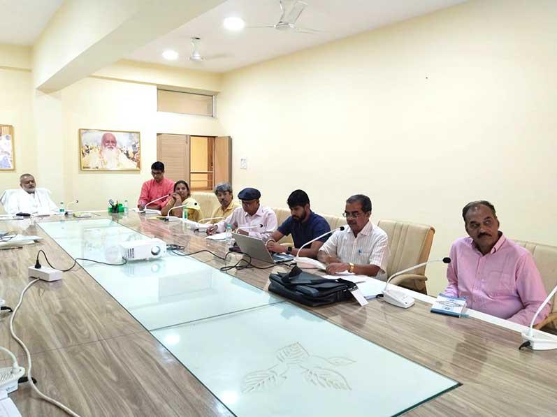 A planning session was organised with senior Vaidyas, Professors and Experts of Ayurveda at Bhopal to create disease free society, the divine wish of His Holiness Maharishi Mahesh Yogi Ji. Vaidya Shri Madhusudan Deshpande Ji and his team has presented detailed MAHA planning to implement the programme very soon on large scale for the perfect health of society at large. The session was presided by Brahmachari Girish Ji, who has emphasised immediate need of brining knowledge of Ayurveda in order to create disease free society.