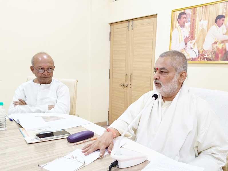 A planning session was organised with senior Vaidyas, Professors and Experts of Ayurveda at Bhopal to create disease free society, the divine wish of His Holiness Maharishi Mahesh Yogi Ji. Vaidya Shri Madhusudan Deshpande Ji and his team has presented detailed MAHA planning to implement the programme very soon on large scale for the perfect health of society at large. The session was presided by Brahmachari Girish Ji, who has emphasised immediate need of brining knowledge of Ayurveda in order to create disease free society.