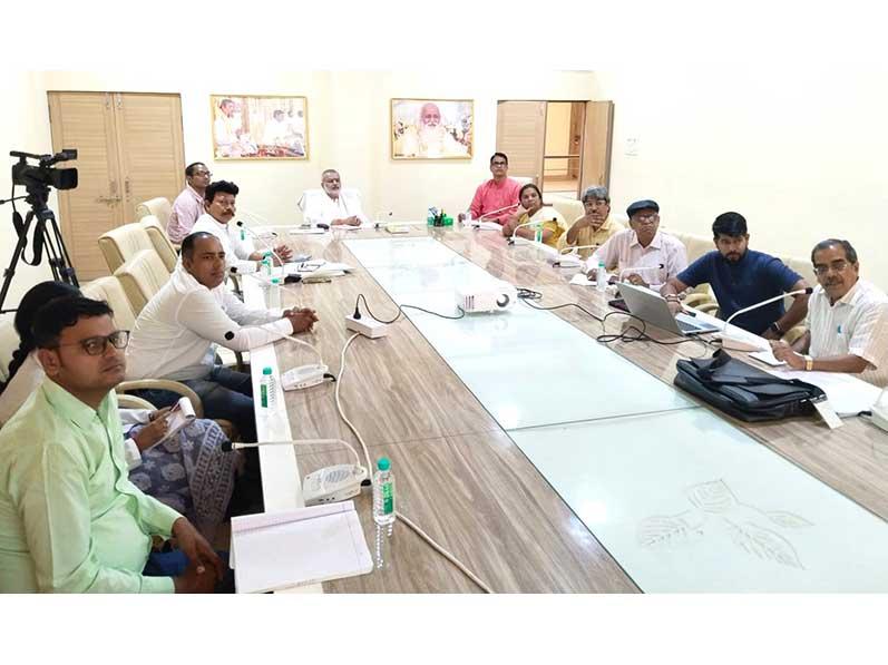 A planning session was organised with senior Vaidyas, Professors and Experts of Ayurveda at Bhopal to create disease free society, the divine wish of His Holiness Maharishi Mahesh Yogi Ji. Vaidya Shri Madhusudan Deshpande Ji and his team has presented detailed MAHA planning to implement the programme very soon on large scale for the perfect health of society at large. The session was presided by Brahmachari Girish Ji, who has emphasised immediate need of brining knowledge of Ayurveda in order to create disease free society.