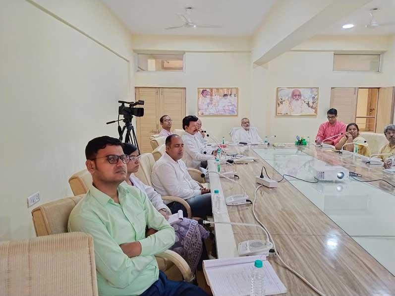 A planning session was organised with senior Vaidyas, Professors and Experts of Ayurveda at Bhopal to create disease free society, the divine wish of His Holiness Maharishi Mahesh Yogi Ji. Vaidya Shri Madhusudan Deshpande Ji and his team has presented detailed MAHA planning to implement the programme very soon on large scale for the perfect health of society at large. The session was presided by Brahmachari Girish Ji, who has emphasised immediate need of brining knowledge of Ayurveda in order to create disease free society.